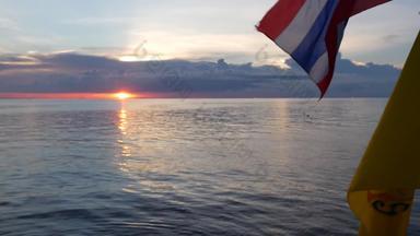 船浮动旗帜晚上泰国王泰国旗帜多云的日落天空浪漫的海
